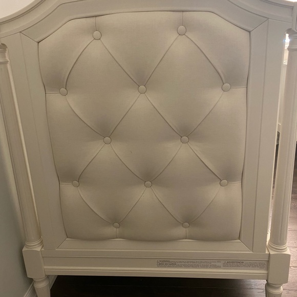 Pottery Barn Crib with with Conversion Kit and Mattress and some covers - Picture 9 of 9